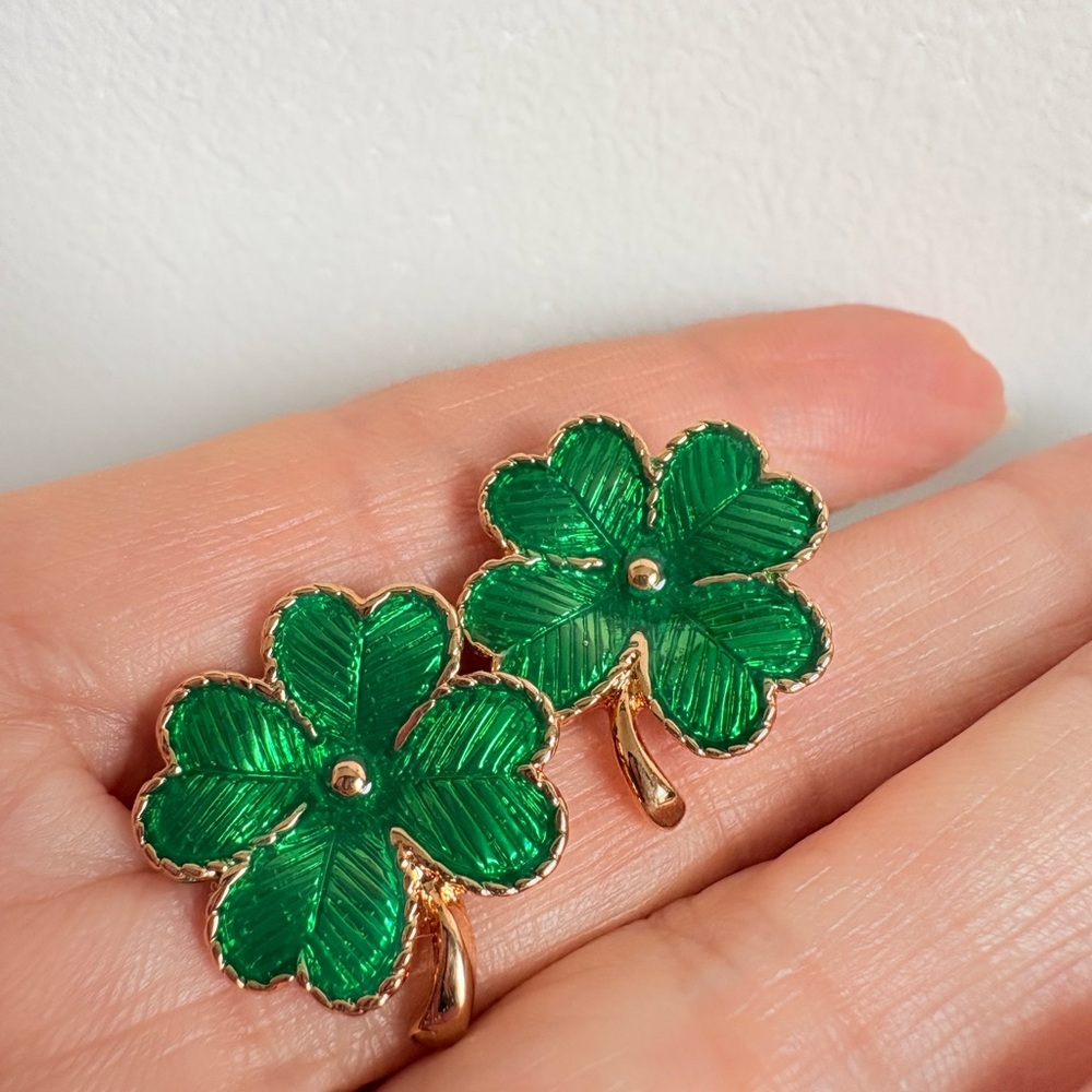 1988 Avon Vintage St Patrick Lucky 4 Leaf Clover Shamrock Gold Earrings NIB 328